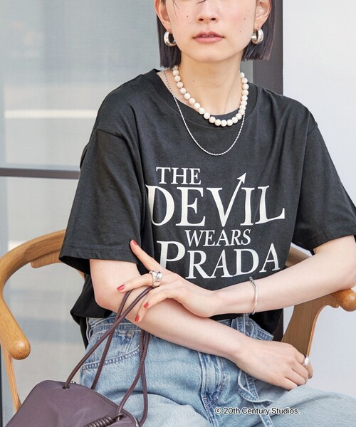 SHIPS(シップス)の「【SHIPS別注】GOOD ROCK SPEED: The devil wears PRADA(Tシャツ/カットソー・レディース・ホワイト/ホワイト系その他/ダークグレー/ブラック・ONE SIZE)」の4枚目の写真