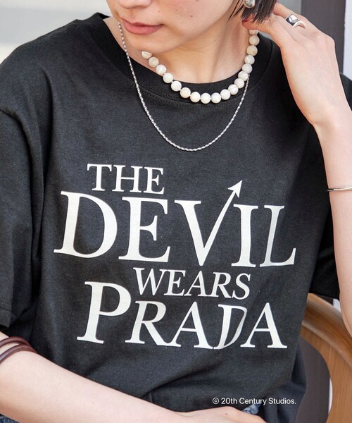 SHIPS(シップス)の「【SHIPS別注】GOOD ROCK SPEED: The devil wears PRADA(Tシャツ/カットソー・レディース・ホワイト/ホワイト系その他/ダークグレー/ブラック・ONE SIZE)」の21枚目の写真