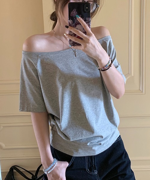 semuse(セミューズ)の「シンプルオフショルダーTシャツ(Tシャツ/カットソー・レディース・ホワイト/ブラック/グレー・FREE)」の3枚目の写真