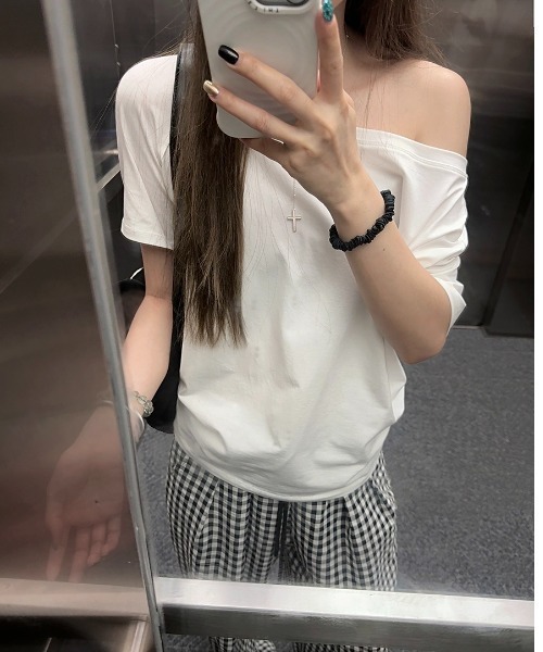 semuse(セミューズ)の「シンプルオフショルダーTシャツ(Tシャツ/カットソー・レディース・ホワイト/ブラック/グレー・FREE)」の12枚目の写真