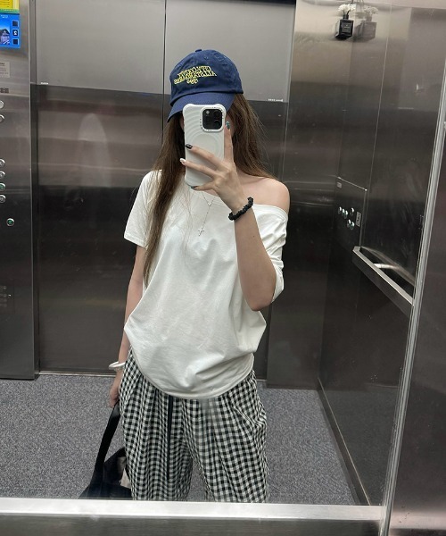 semuse(セミューズ)の「シンプルオフショルダーTシャツ(Tシャツ/カットソー・レディース・ホワイト/ブラック/グレー・FREE)」の10枚目の写真