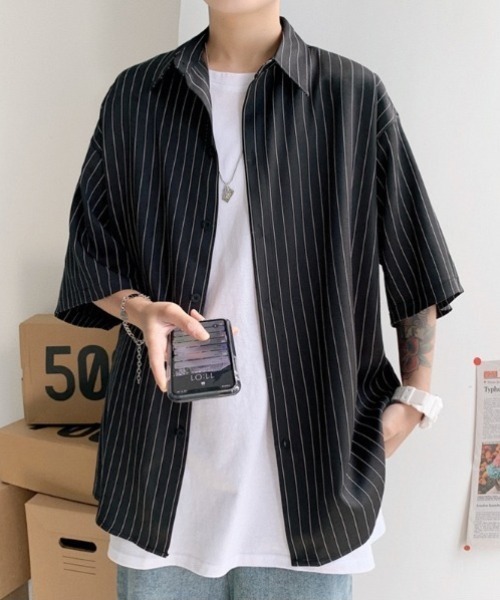 WYZ wear(ダブリューワイジィーウェア)の「オーバーサイズストライプ半袖シャツ/ユニセックス(シャツ/ブラウス・メンズ・ブラック/ホワイト・L/M/XL)」の3枚目の写真