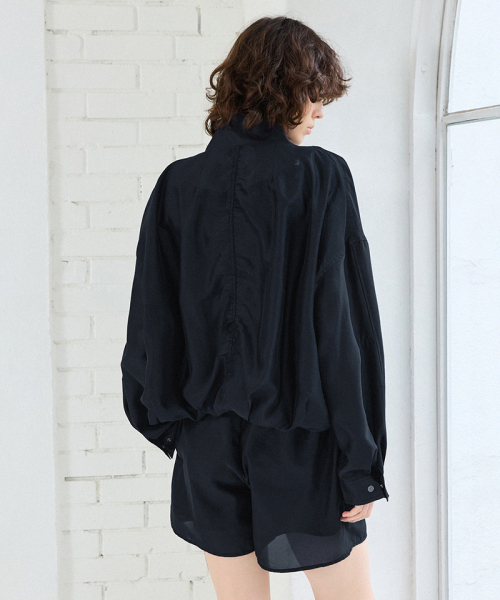 LEFTSEOUL（レフトソウル）の「ハイネックシルキーサテンブルゾン[ダークネイビー]（ナイロンジャケット・レディース・ダークネイビー・FREE）」の2枚目の写真