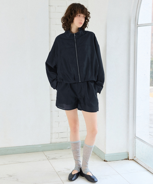 LEFTSEOUL（レフトソウル）の「ハイネックシルキーサテンブルゾン[ダークネイビー]（ナイロンジャケット・レディース・ダークネイビー・FREE）」の3枚目の写真