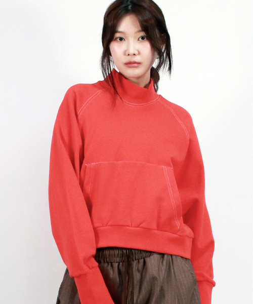DEMARC（ドゥマーク）の「HIGH-NECK CROP STITCH RAGLAN SWEATSHIRT -  Red（スウェット・レディース・レッド・FREE）」の2枚目の写真