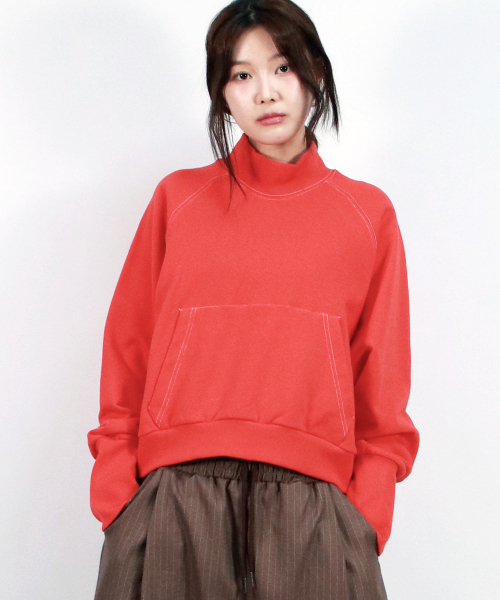 DEMARC（ドゥマーク）の「HIGH-NECK CROP STITCH RAGLAN SWEATSHIRT -  Red（スウェット・レディース・レッド・FREE）」の3枚目の写真
