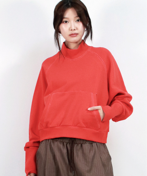 DEMARC（ドゥマーク）の「HIGH-NECK CROP STITCH RAGLAN SWEATSHIRT -  Red（スウェット・レディース・レッド・FREE）」の4枚目の写真