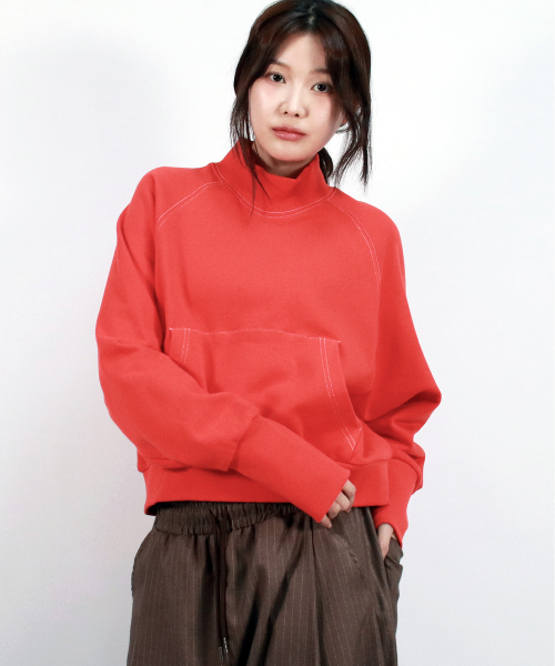DEMARC（ドゥマーク）の「HIGH-NECK CROP STITCH RAGLAN SWEATSHIRT -  Red（スウェット・レディース・レッド・FREE）」の5枚目の写真