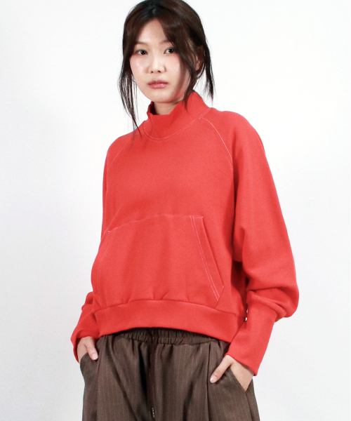 DEMARC（ドゥマーク）の「HIGH-NECK CROP STITCH RAGLAN SWEATSHIRT -  Red（スウェット・レディース・レッド・FREE）」の6枚目の写真