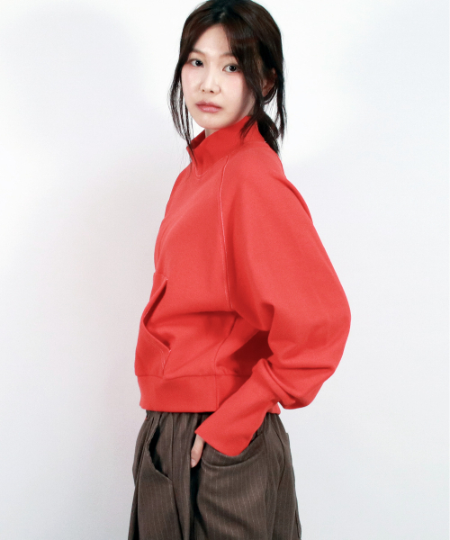DEMARC（ドゥマーク）の「HIGH-NECK CROP STITCH RAGLAN SWEATSHIRT -  Red（スウェット・レディース・レッド・FREE）」の7枚目の写真