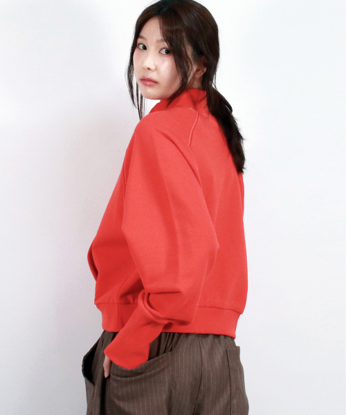 DEMARC（ドゥマーク）の「HIGH-NECK CROP STITCH RAGLAN SWEATSHIRT -  Red（スウェット・レディース・レッド・FREE）」の8枚目の写真