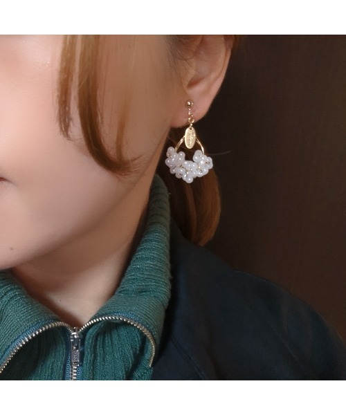 tone（トーン）の「【R】1102　チェコガラスフープイヤリング(MA)（イヤリング・レディース・ブラック・FREE）」の5枚目の写真