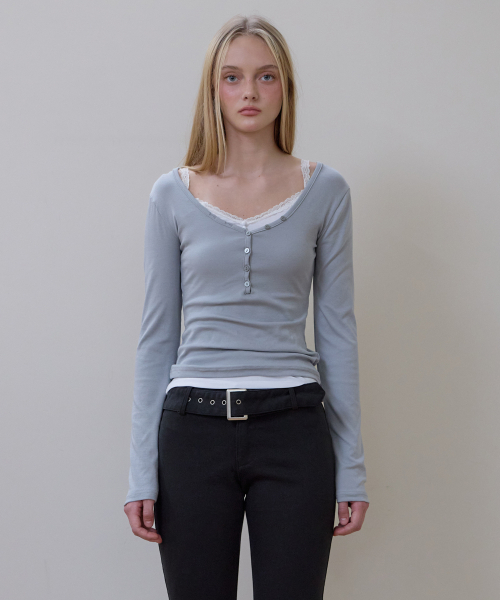 ROSEFRANTZ（ロゼフランツ）の「Basic V-neck Long Sleeve [Blue]（Tシャツ/カットソー・レディース・ブルー・SMALL/MEDIUM/X-SMALL）」の2枚目の写真