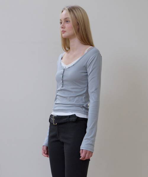 ROSEFRANTZ（ロゼフランツ）の「Basic V-neck Long Sleeve [Blue]（Tシャツ/カットソー・レディース・ブルー・SMALL/MEDIUM/X-SMALL）」の3枚目の写真