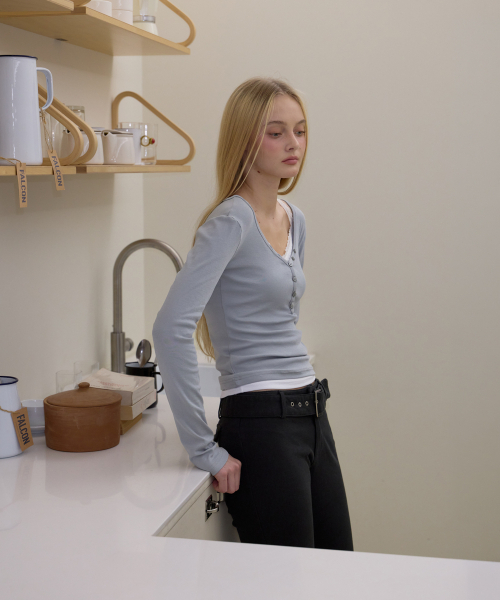 ROSEFRANTZ（ロゼフランツ）の「Basic V-neck Long Sleeve [Blue]（Tシャツ/カットソー・レディース・ブルー・SMALL/MEDIUM/X-SMALL）」の11枚目の写真