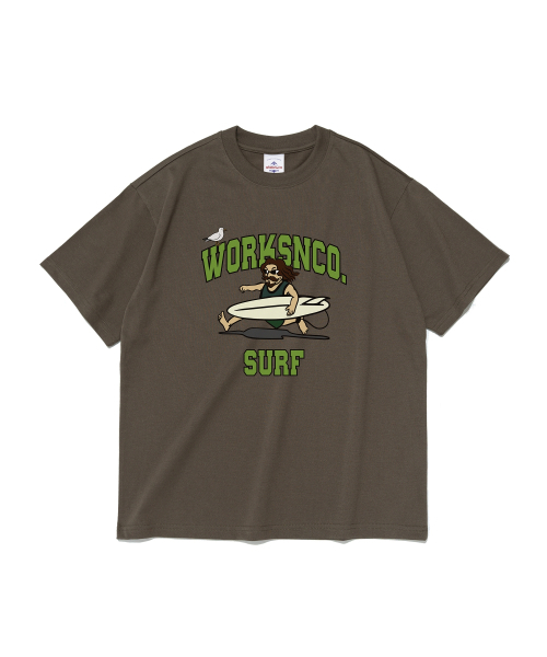 WORKS & CO.(ワークス アンド コー)の「サーフラン グラフィック半袖Tシャツ (カーキ)(Tシャツ/カットソー・メンズ・その他・2XL/MEDIUM/LARGE/SMALL/X-LARGE)」の1枚目の写真
