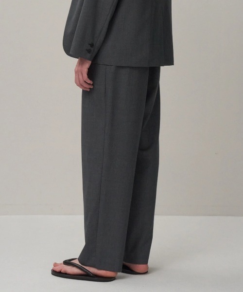 ATON(エイトン)の「【ATON/エイトン】WOOL TROPICAL LOOSE FIT PANTS(スラックス・メンズ・グレー/ブラック・2/4)」の4枚目の写真
