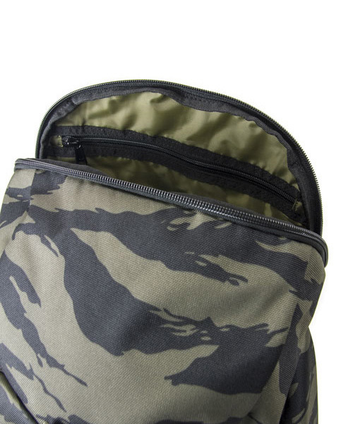 NEW ERA（ニューエラ）の「NEW ERA/ニューエラ　RUCKSACK 28L（バックパック/リュック・メンズ・カモフラージュ/その他1/ブラック/チャコールグレー/その他2・FREE）」の15枚目の写真