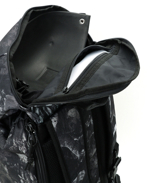 NEW ERA（ニューエラ）の「NEW ERA/ニューエラ　RUCKSACK 28L（バックパック/リュック・メンズ・カモフラージュ/その他1/ブラック/チャコールグレー/その他2・FREE）」の12枚目の写真