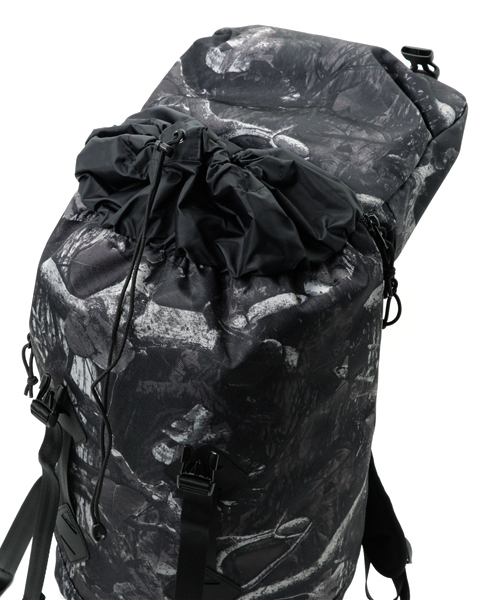 NEW ERA（ニューエラ）の「NEW ERA/ニューエラ　RUCKSACK 28L（バックパック/リュック・メンズ・カモフラージュ/その他1/ブラック/チャコールグレー/その他2・FREE）」の6枚目の写真