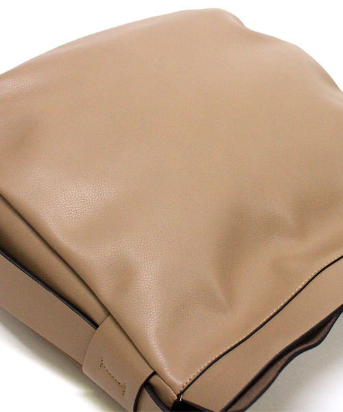 Mia Borsa(ミアボルサ)の「フェイクレザーワンショルダーバッグ(ショルダーバッグ・レディース・レッド/グレー/ブラック・FREE)」の4枚目の写真
