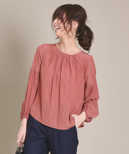 Rouge vif(ルージュヴィフ)の「カラーギャザーブラウス(シャツ/ブラウス・レディース・グレイッシュブルー/ブラウン/ダークネイビー・FREE)」の2枚目の写真