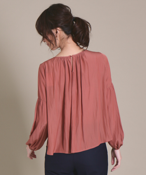 Rouge vif(ルージュヴィフ)の「カラーギャザーブラウス(シャツ/ブラウス・レディース・グレイッシュブルー/ブラウン/ダークネイビー・FREE)」の5枚目の写真