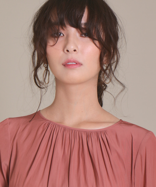 Rouge vif(ルージュヴィフ)の「カラーギャザーブラウス(シャツ/ブラウス・レディース・グレイッシュブルー/ブラウン/ダークネイビー・FREE)」の6枚目の写真