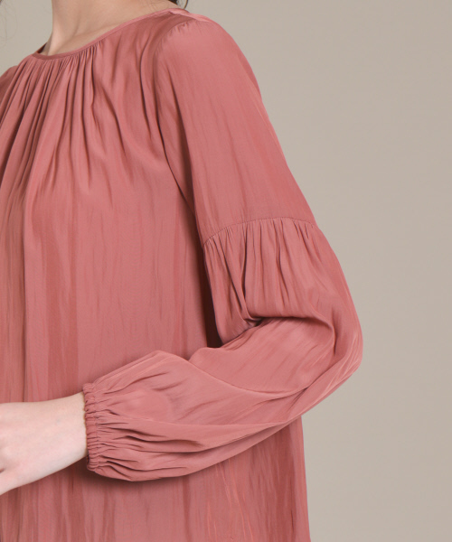 Rouge vif(ルージュヴィフ)の「カラーギャザーブラウス(シャツ/ブラウス・レディース・グレイッシュブルー/ブラウン/ダークネイビー・FREE)」の7枚目の写真