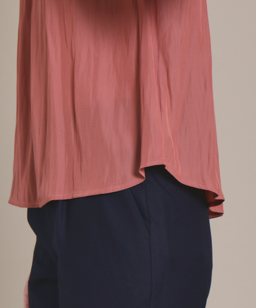 Rouge vif(ルージュヴィフ)の「カラーギャザーブラウス(シャツ/ブラウス・レディース・グレイッシュブルー/ブラウン/ダークネイビー・FREE)」の9枚目の写真