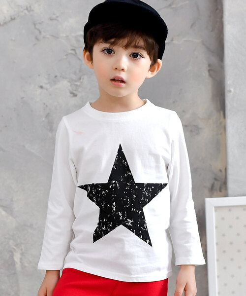 Bee des Bee（ビーデスビー）の「【コットン100％】長袖プリントTシャツ（Tシャツ/カットソー・キッズ・ホワイト系その他/ブラック×ホワイト/ホワイト×ブラック/ブラック系その他5/ブラック系その他2/ライトピンク/ブラック系その他4/ピンク/ブラック系その他3/カーキ/ホワイト系その他2/ブラック系その他6/ピンク系その他/ブラック系その他7/ブラック/ホワイト系その他3/ネイビー/ベージュ/ブラウン/ミント/ピンク系その他2/マスタード/ブルー系その他/ブラウン系その他/チャコールグレー/ベビーピンク/杢グレー/ブルー/グリーン系その他/ライトベージュ/チョコ/クリーム/グレー系/ブラック系1/ブルー系1/ホワイト系その他4/ブラック系2/パープル系1/パープル系2/ブルー系2/ピンク系3/ブルー系/パープル系/ブラック系/グレー系その他2/ピンク系1/ピンク系/ブルー × パープル/ライトグレー/ピンク系2/ライラック/グリーン系1/ブルー系4/ピンク系4/ブルー系3/ブラック系3/グレー系その他3・120cm/110cm/130cm/140cm/150cm/100cm）」の2枚目の写真