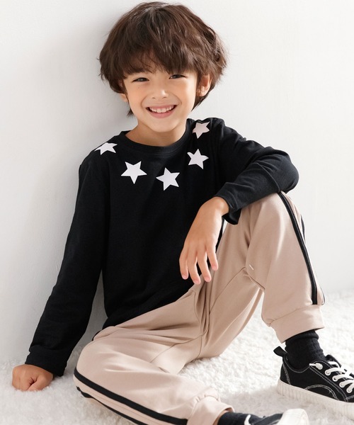 Bee des Bee（ビーデスビー）の「【コットン100％】長袖プリントTシャツ（Tシャツ/カットソー・キッズ・ホワイト系その他/ブラック×ホワイト/ホワイト×ブラック/ブラック系その他5/ブラック系その他2/ライトピンク/ブラック系その他4/ピンク/ブラック系その他3/カーキ/ホワイト系その他2/ブラック系その他6/ピンク系その他/ブラック系その他7/ブラック/ホワイト系その他3/ネイビー/ベージュ/ブラウン/ミント/ピンク系その他2/マスタード/ブルー系その他/ブラウン系その他/チャコールグレー/ベビーピンク/杢グレー/ブルー/グリーン系その他/ライトベージュ/チョコ/クリーム/グレー系/ブラック系1/ブルー系1/ホワイト系その他4/ブラック系2/パープル系1/パープル系2/ブルー系2/ピンク系3/ブルー系/パープル系/ブラック系/グレー系その他2/ピンク系1/ピンク系/ブルー × パープル/ライトグレー/ピンク系2/ライラック/グリーン系1/ブルー系4/ピンク系4/ブルー系3/ブラック系3/グレー系その他3・120cm/110cm/130cm/140cm/150cm/100cm）」の8枚目の写真