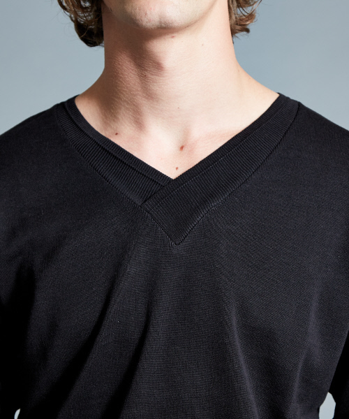 5351 POUR LES HOMMES（ゴーサンゴーイチプールオム）の「“SOFFY”シルケットコットンVネックニットTシャツ（ニット/セーター・メンズ・ホワイト/ブラック・44/46/48/50）」の4枚目の写真