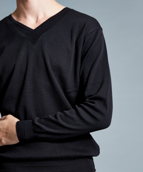 5351 POUR LES HOMMES（ゴーサンゴーイチプールオム）の「“SOFFY”シルケットコットンVネックニットTシャツ（ニット/セーター・メンズ・ホワイト/ブラック・44/46/48/50）」の8枚目の写真