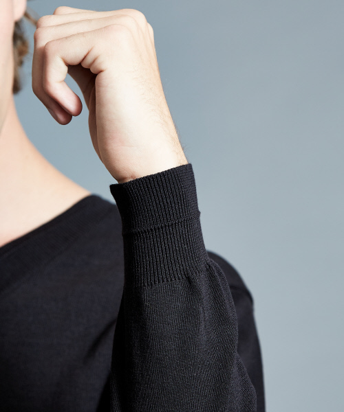 5351 POUR LES HOMMES（ゴーサンゴーイチプールオム）の「“SOFFY”シルケットコットンVネックニットTシャツ（ニット/セーター・メンズ・ホワイト/ブラック・44/46/48/50）」の14枚目の写真