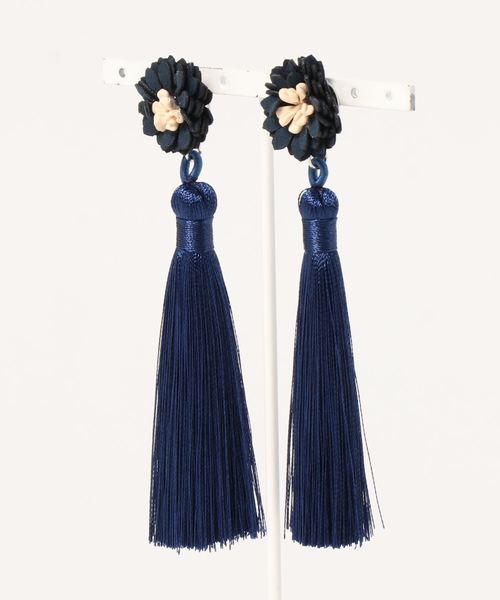 カヤ（カヤ）の「【カヤ】菊とタッセルピアス（ピアス（両耳用）・レディース・ホワイト/ブラック/ネイビー/レッド/イエロー/グリーン・FREE）」の4枚目の写真