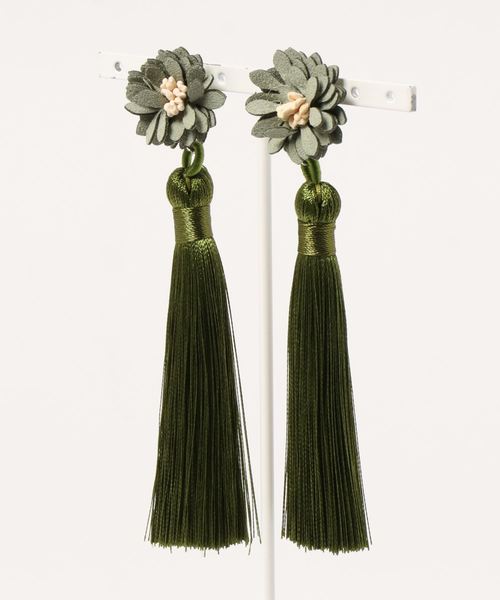 カヤ（カヤ）の「【カヤ】菊とタッセルピアス（ピアス（両耳用）・レディース・ホワイト/ブラック/ネイビー/レッド/イエロー/グリーン・FREE）」の3枚目の写真