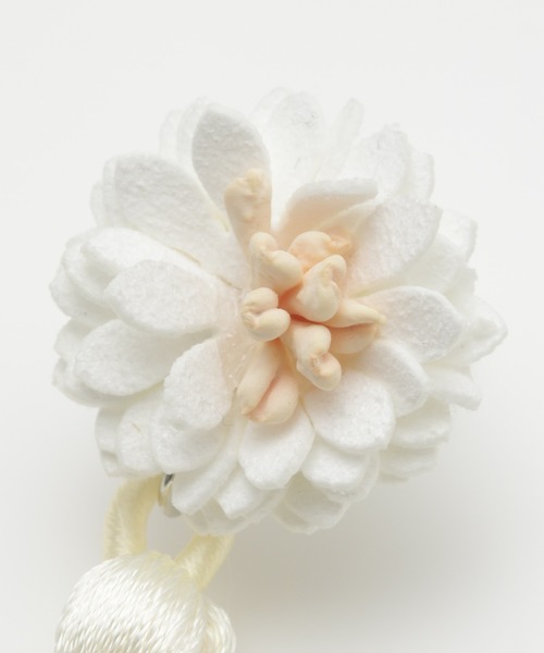 カヤ（カヤ）の「【カヤ】菊とタッセルピアス（ピアス（両耳用）・レディース・ホワイト/ブラック/ネイビー/レッド/イエロー/グリーン・FREE）」の8枚目の写真