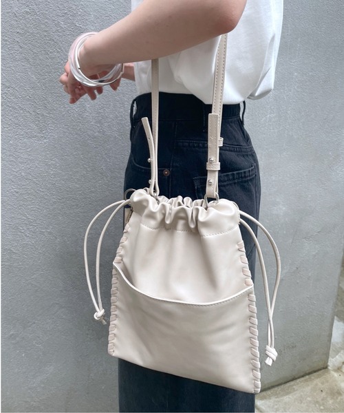 mystic（ミスティック）の「WEB限定　loti チャーム付き レースアップショルダー（ショルダーバッグ・レディース・アイボリー/ブラック/ブラウン・FREE/ONE SIZE）」の2枚目の写真