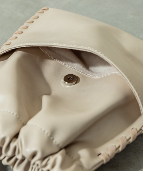 mystic（ミスティック）の「WEB限定　loti チャーム付き レースアップショルダー（ショルダーバッグ・レディース・アイボリー/ブラック/ブラウン・FREE/ONE SIZE）」の5枚目の写真