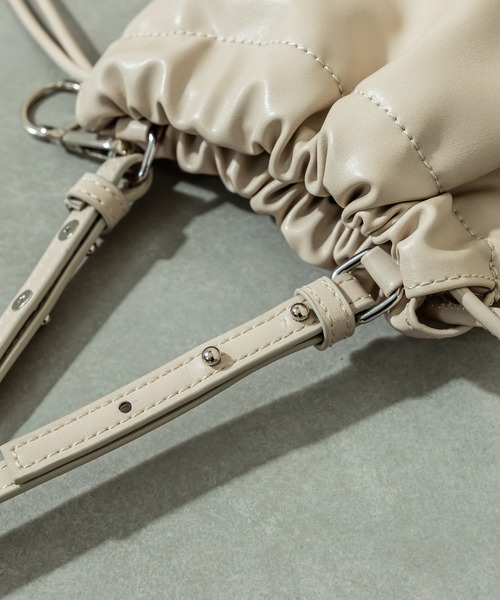 mystic（ミスティック）の「WEB限定　loti チャーム付き レースアップショルダー（ショルダーバッグ・レディース・アイボリー/ブラック/ブラウン・FREE/ONE SIZE）」の6枚目の写真