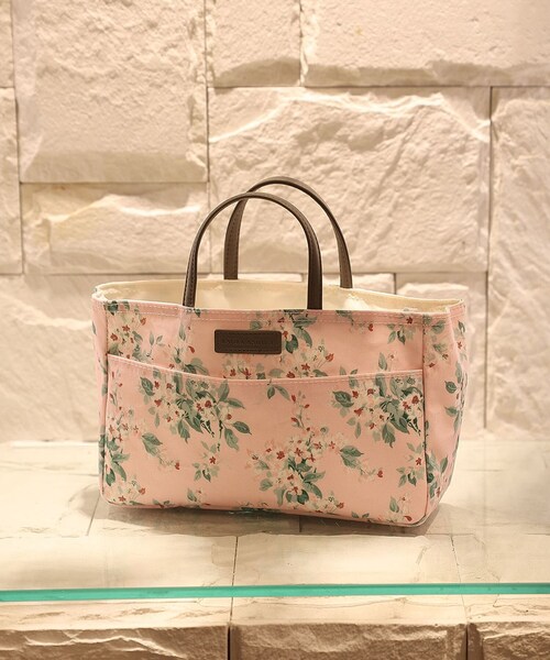 LAURA ASHLEY(ローラアシュレイ)の「フローラル横長トートバッグ(トートバッグ・レディース・ピンク系5/サックスブルー系/ホワイト系1・00)」の3枚目の写真