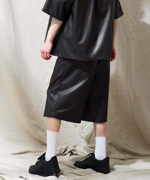 EMMA CLOTHES(エマクローズ)の「【セットアップ】シンセティックレザー オーバーサイズダブルポケットシャツ&ワイド2タックショーツ EMMA CLOTHES(セットアップ・メンズ・ブラック/グレイッシュベージュ・M/L)」の11枚目の写真