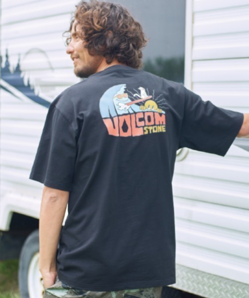 VOLCOM（ボルコム）の「【ムラサキスポーツ別注】VOLCOM/ボルコム バックプリントTシャツ AF522010（Tシャツ/カットソー・メンズ・ブラック/ホワイト・XL/L/M）」の2枚目の写真