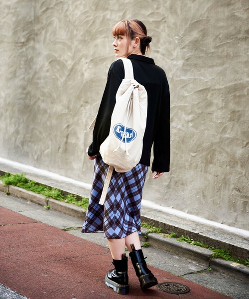 X-girl（エックスガール）の「EASY BACKPACK（バックパック/リュック・レディース・ホワイト/チャコール・ONE SIZE）」の4枚目の写真