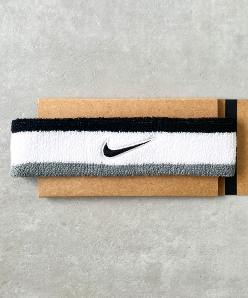 NIKE（ナイキ）の「NIKE(ナイキ)/スウッシュ 刺繍 無地 ヘアバンド ヘッドバンド（ヘアバンド・レディース・ブラック/グレー/ホワイト/ネイビー/グリーン/レッド/ブルー/ピンク/オレンジ/その他1/その他2/ピンク系その他/その他4/その他5/その他6/オレンジ系その他/その他7/ダークグリーン/ライトブルー/オレンジ系その他2/ワイン/ダークグレー/パープル/ホワイト系その他/パープル系その他/ゴールド/その他3・FREE）」の3枚目の写真