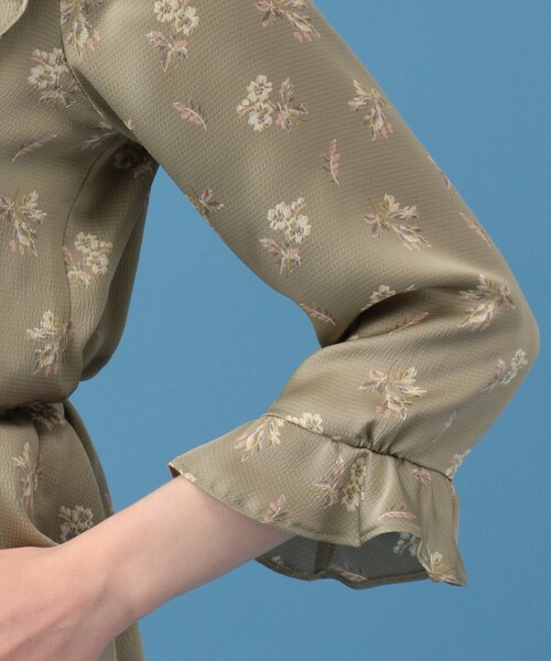 ME COUTURE(ミークチュール)の「ブライトフローラフリルブラウス(シャツ/ブラウス・レディース・ベージュ/オリーブ・FREE)」の8枚目の写真