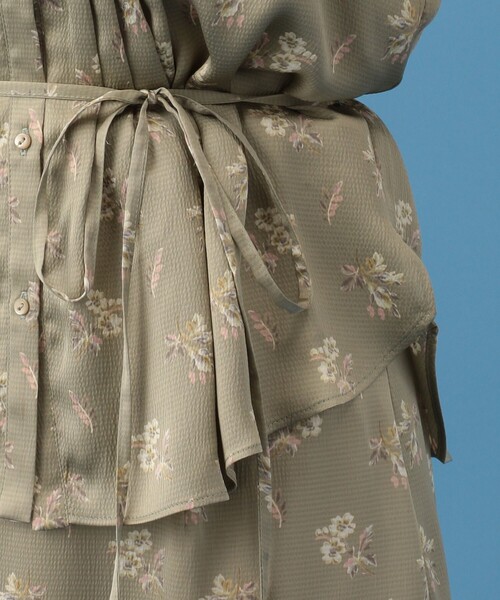 ME COUTURE(ミークチュール)の「ブライトフローラフリルブラウス(シャツ/ブラウス・レディース・ベージュ/オリーブ・FREE)」の4枚目の写真