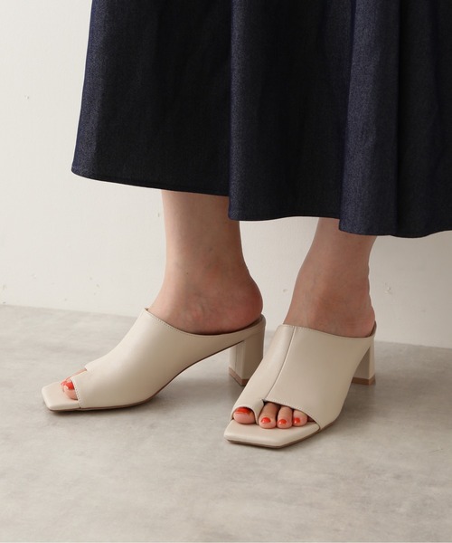 NATURAL BEAUTY BASIC（ナチュラルビューティーベーシック）の「トングヒールミュール（サンダル・レディース・ベージュ系その他2/オフホワイト・LARGE/MEDIUM）」の5枚目の写真