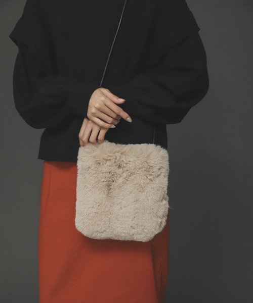 SENSE OF PLACE by URBAN RESEARCH（センスオブプレイスバイアーバンリサーチ）の「ボリュームエコファーミニショルダーバッグ（ショルダーバッグ・レディース・ライトブルー/ブラック/ベージュ/ブラウン・ONE）」の4枚目の写真